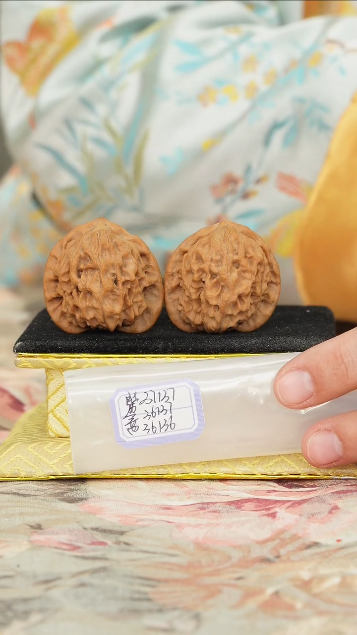 【闪购商品】文玩核桃把件非嫁接元宝有修