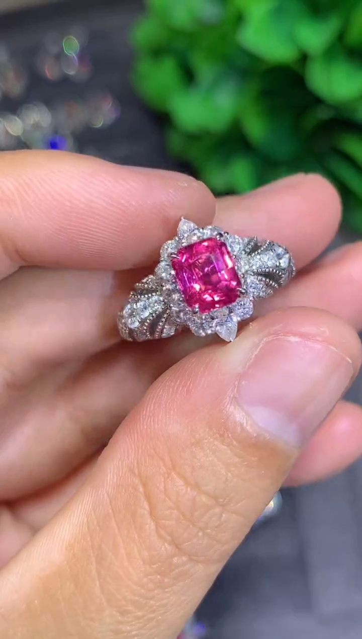 18K金镶嵌戒指尖晶石1.62CT