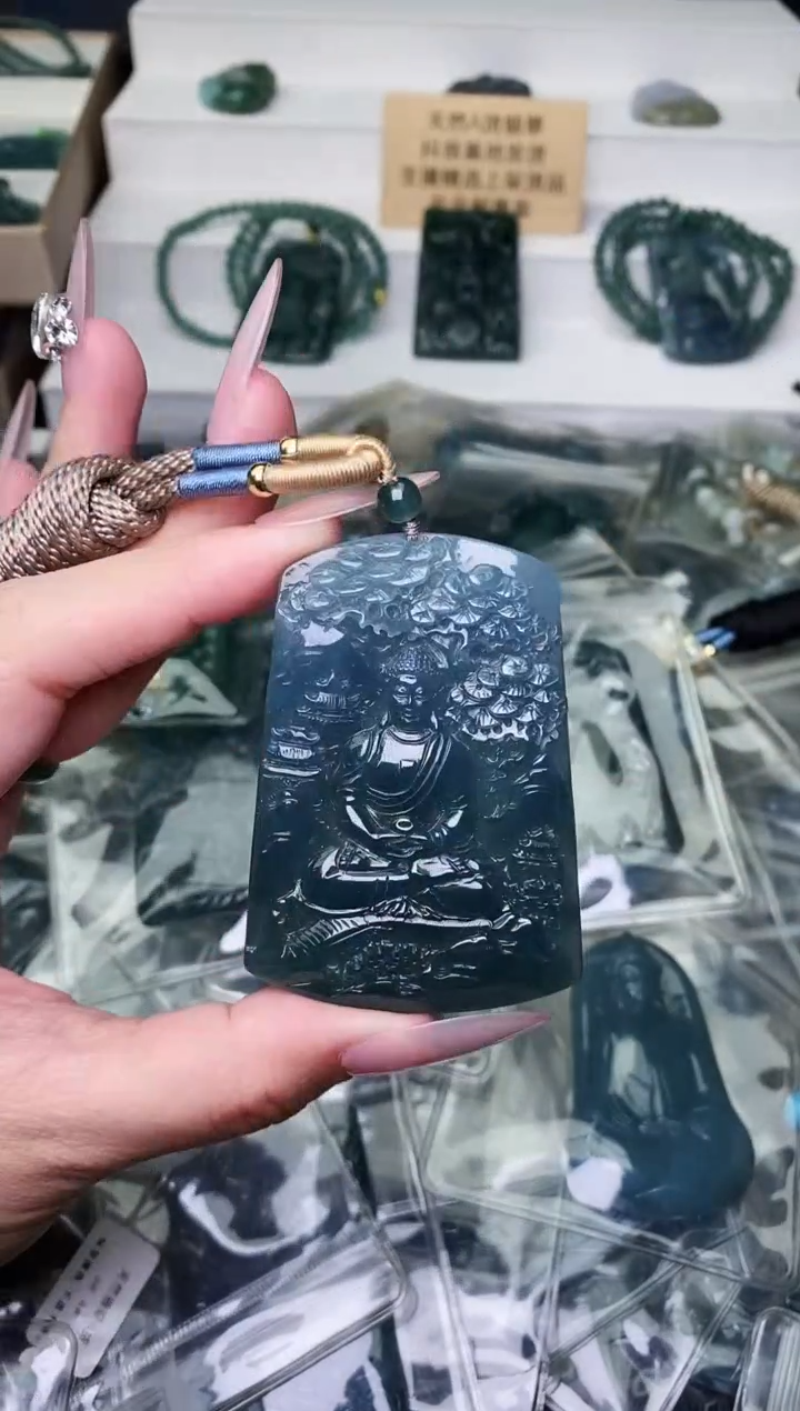 颈饰未镶嵌翡翠 