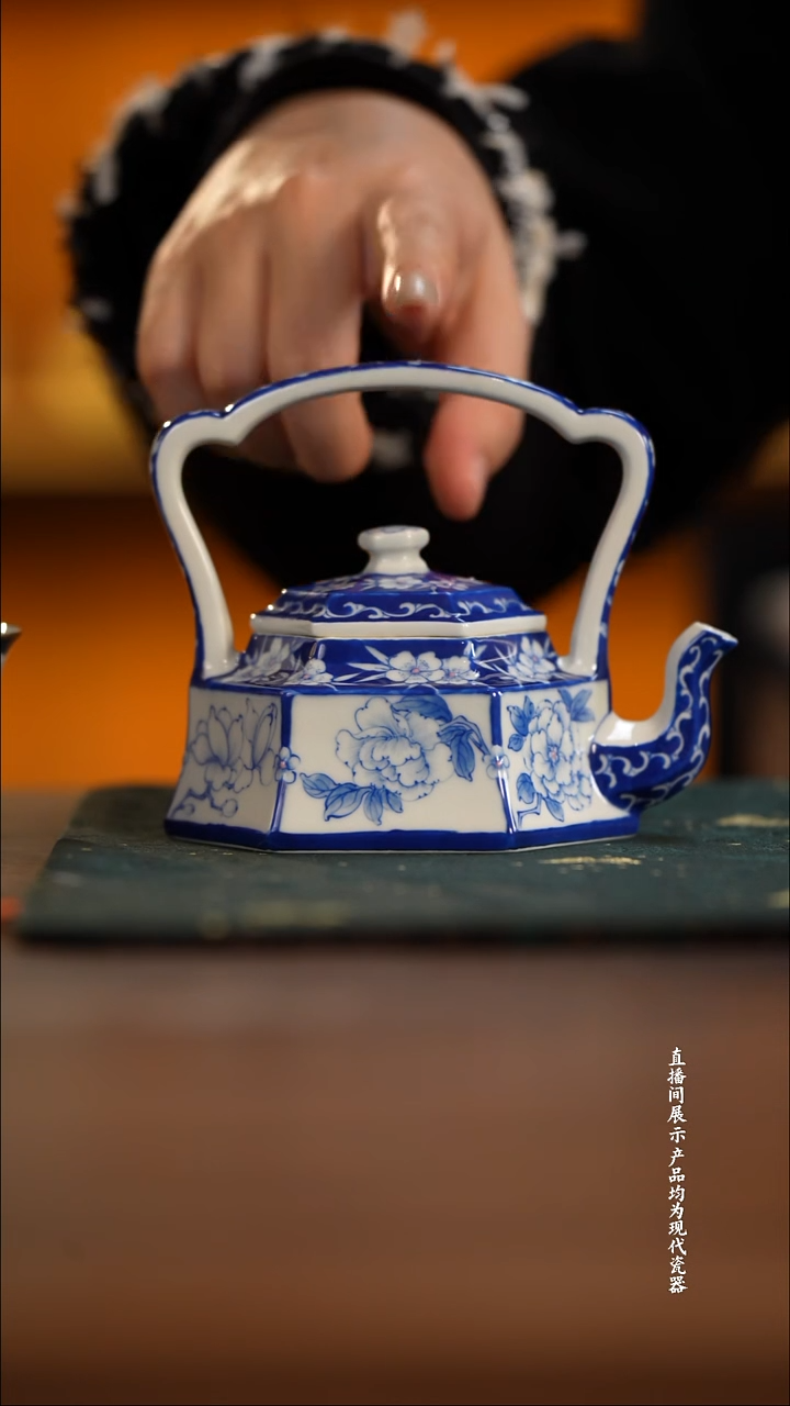 青樵轩花卉提梁壶