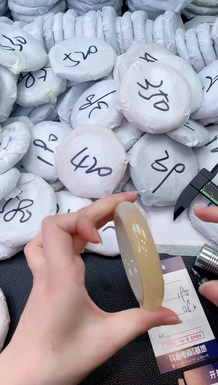 石英质玉未镶嵌手镯D280