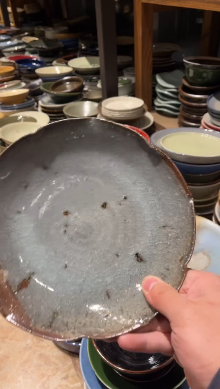 【闪购商品】瓷片955 微瑕粗陶灰花瓣菜盘1个