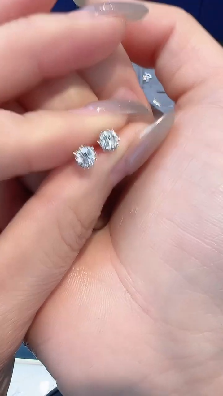 【闪购商品】钻石耳饰18K金镶嵌耳钉