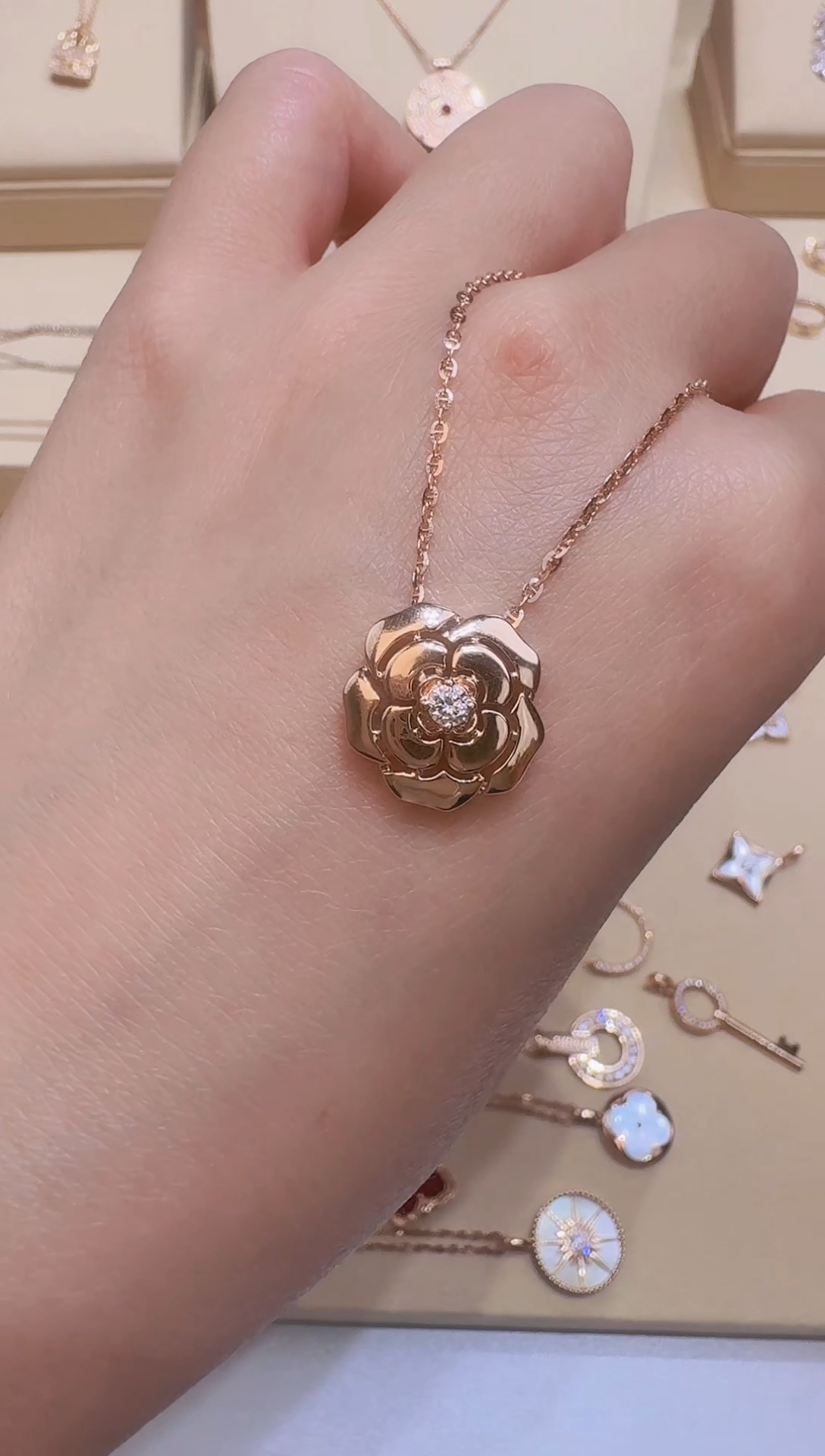 【闪购商品】钻石吊坠(不含链)18K金镶嵌18K金玫瑰花吊坠