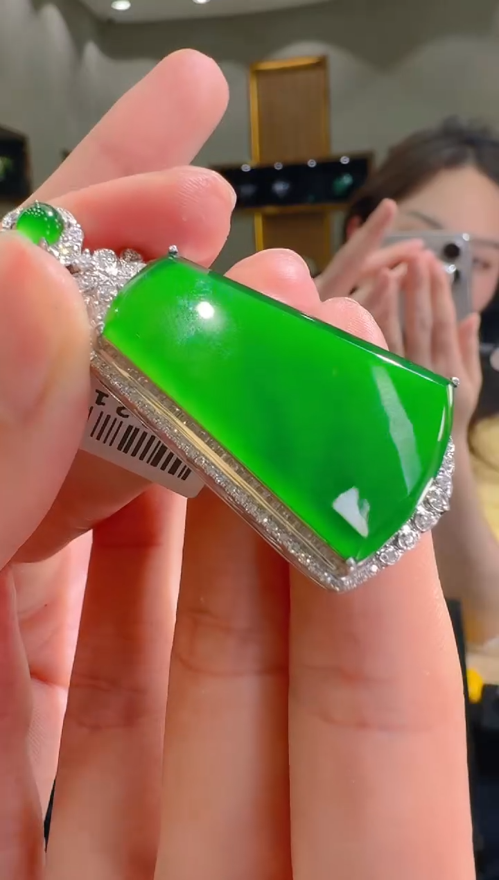 【闪购商品】翡翠吊坠(赠链)18K金镶嵌天然翡翠A货