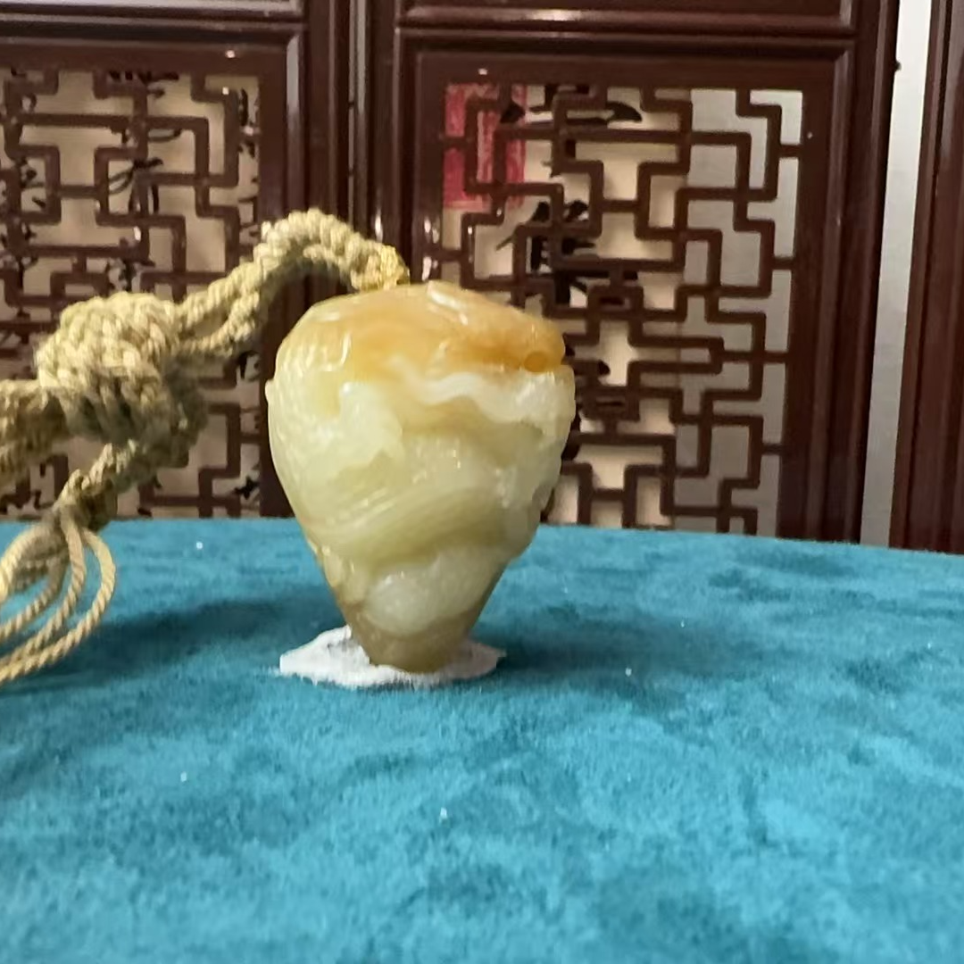 和田玉且末糖白龙形吊坠