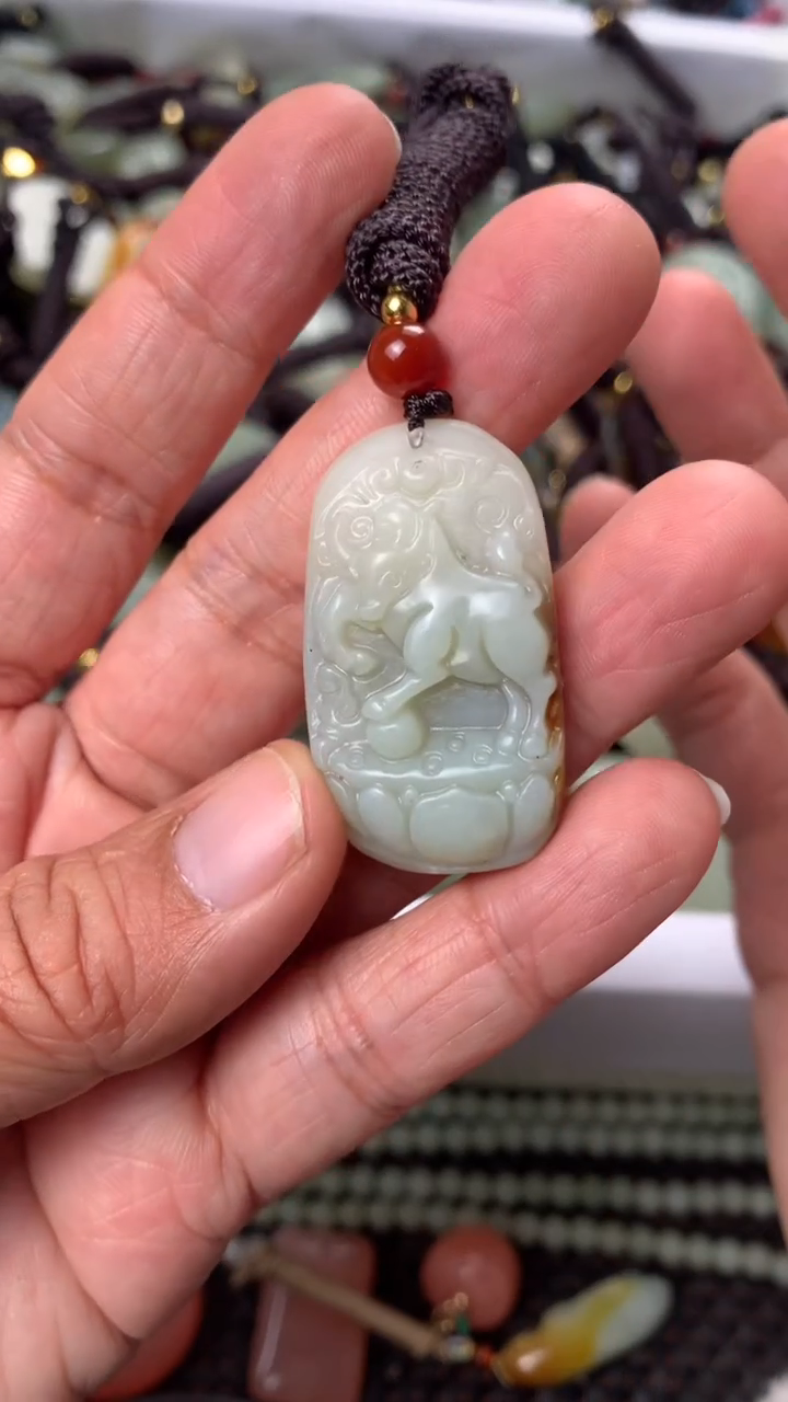 【闪购商品】和田玉颈饰未镶嵌多样性发货没有证书.拍一发一，有瑕