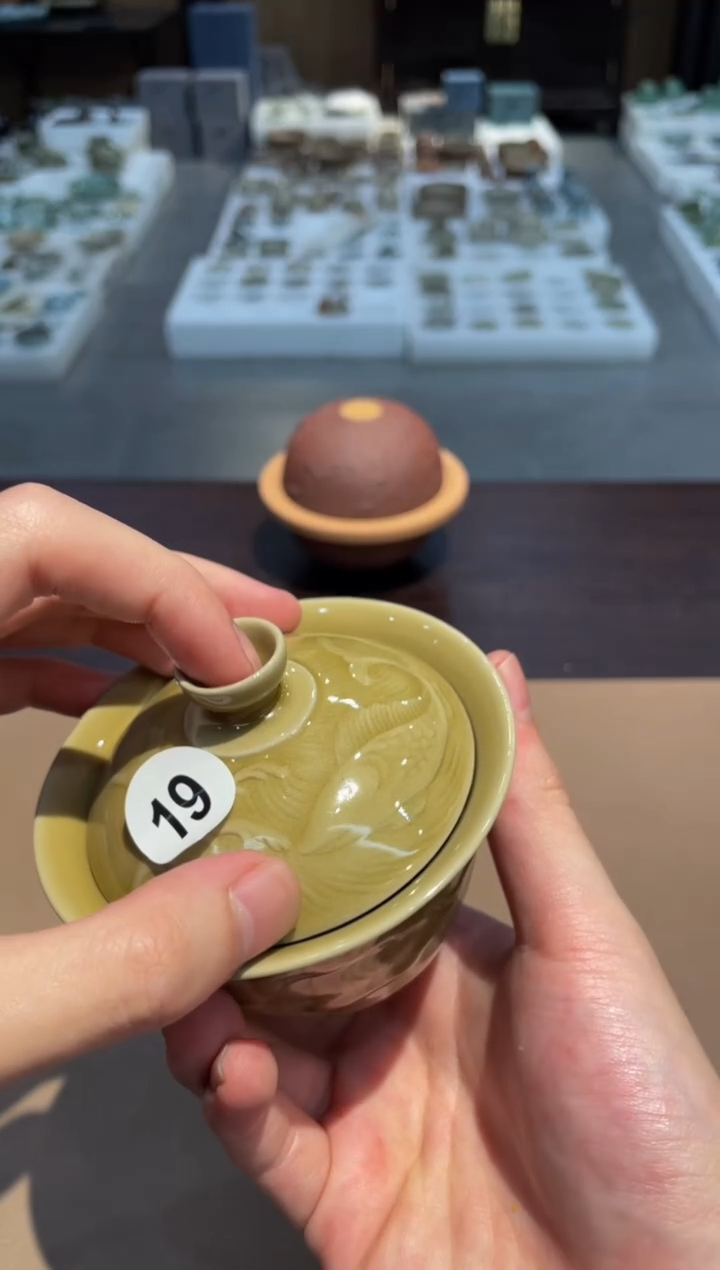 19窑承龙泉青瓷黄釉鱼纹二才