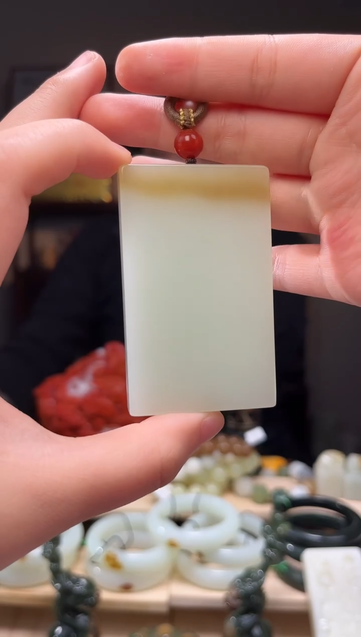 颈饰未镶嵌和田玉吊坠