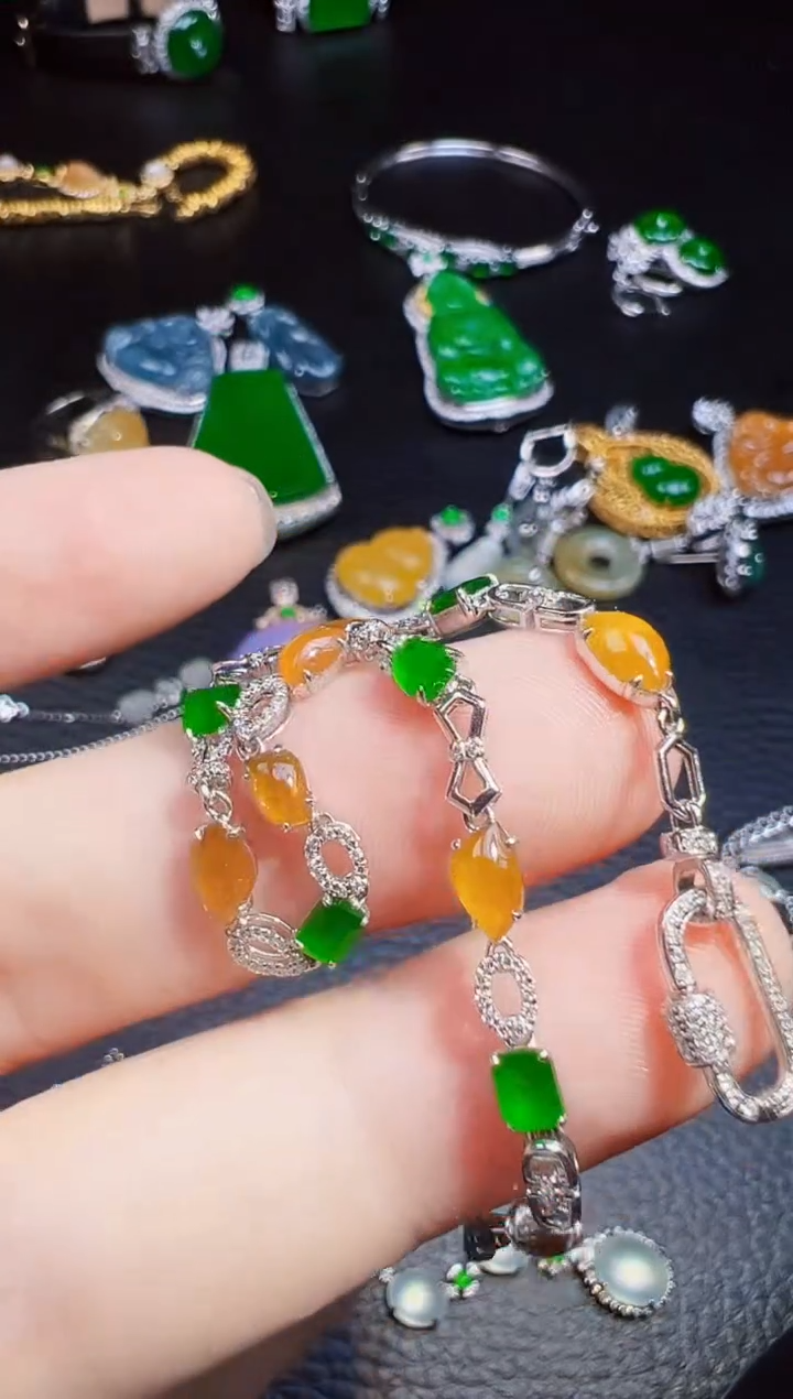 颈饰18K金镶嵌翡翠欧****）翡翠