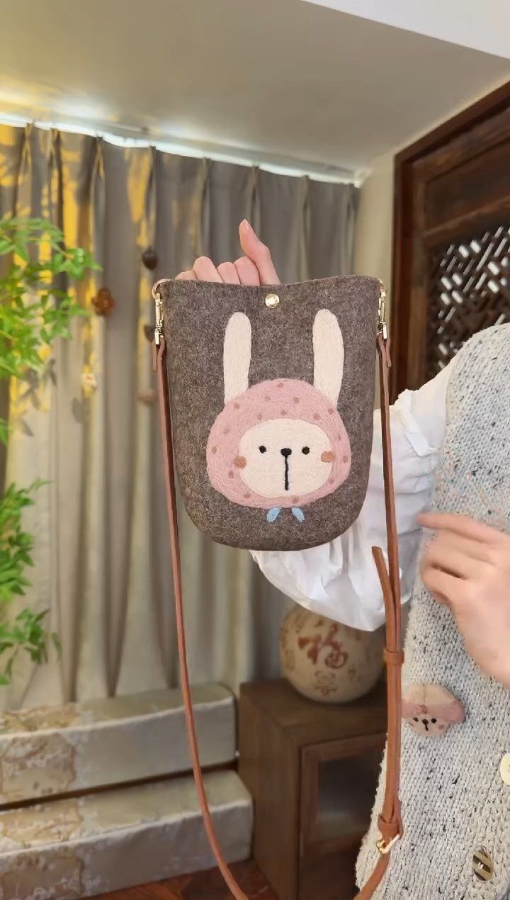 羊毛非遗羊毛毡包 手机包兔子