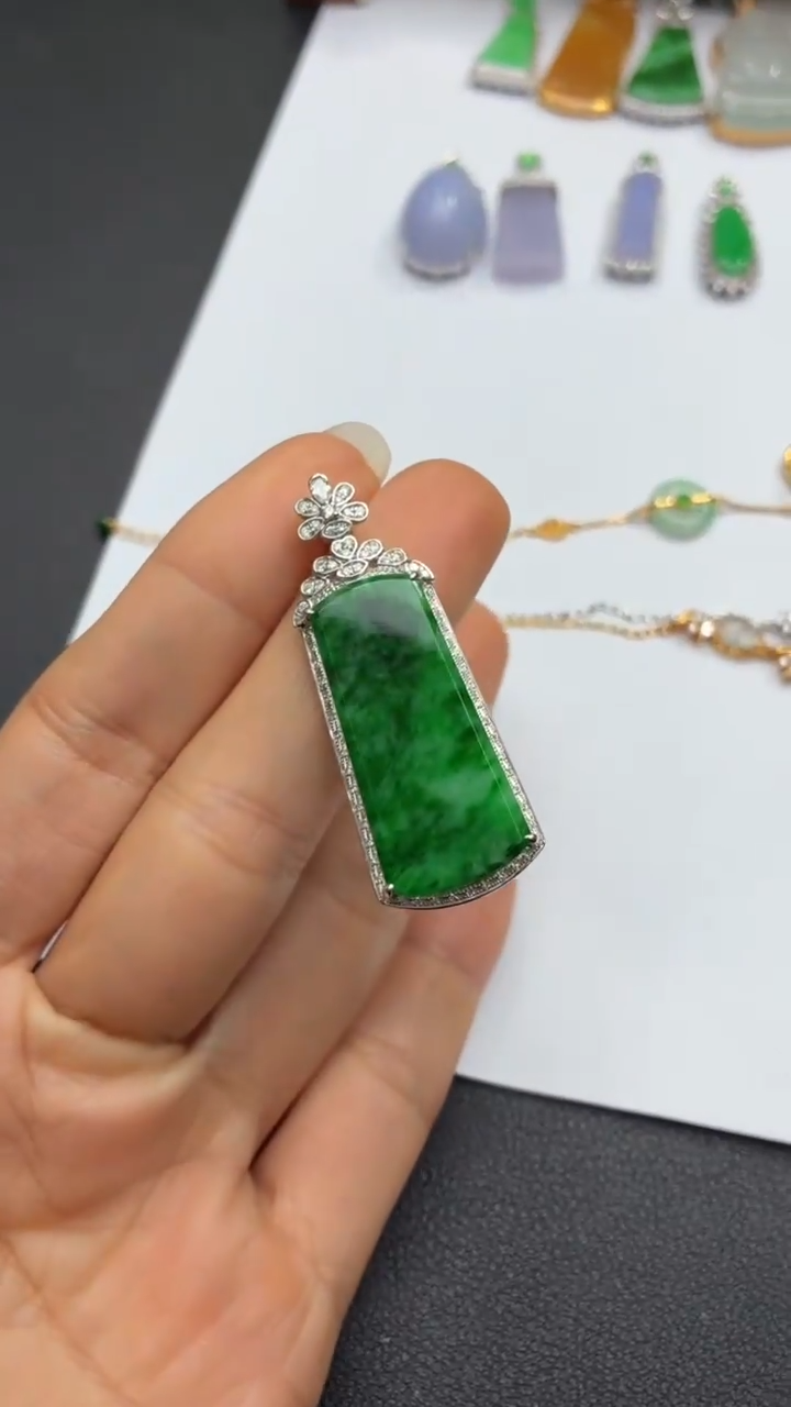 颈饰18K金镶嵌翡翠天然翡翠A货