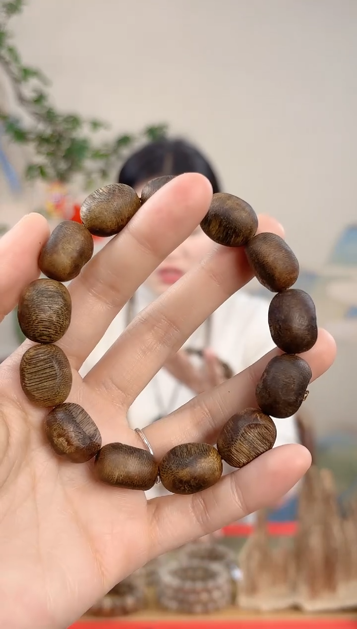 【闪购商品】沉香手串海南莺歌绿棋随型乌身留疤单圈多样性发货