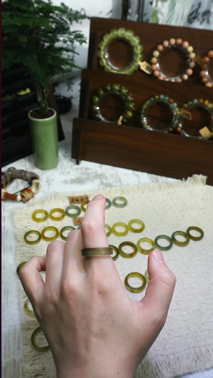 合金蛇纹石玉戒指陨*1