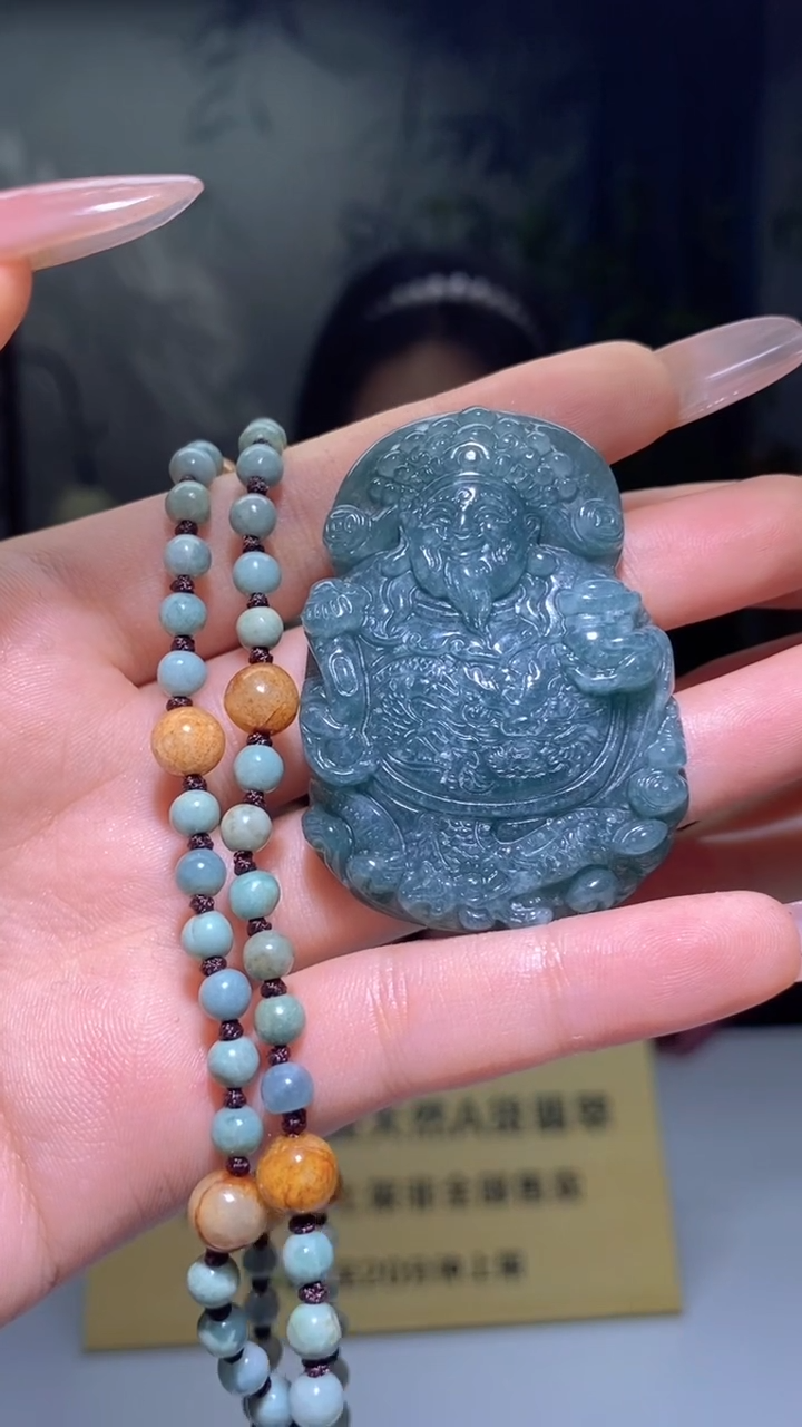 翡翠未镶嵌颈饰多样性发其一