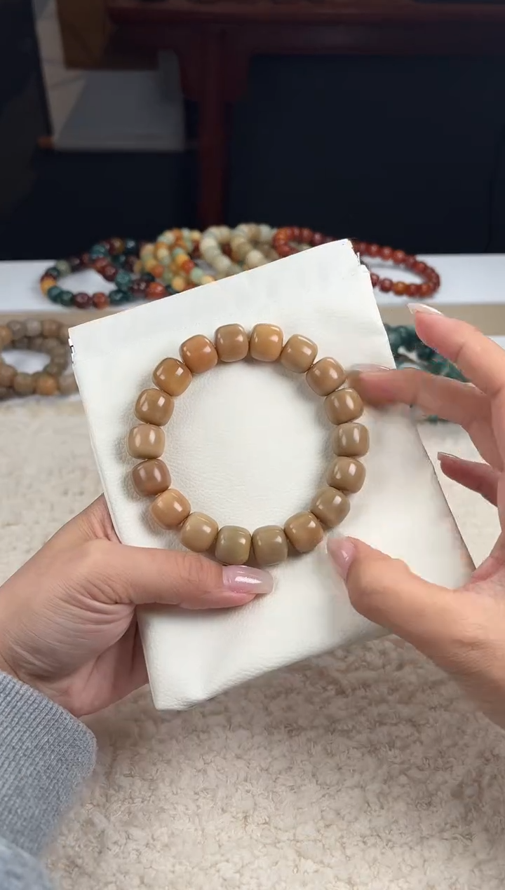 【闪购商品】菩提根/象牙果手串14猪油膏（555）