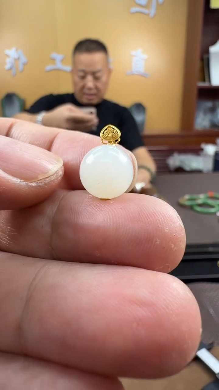 颈饰18K金镶嵌和田玉挂件
