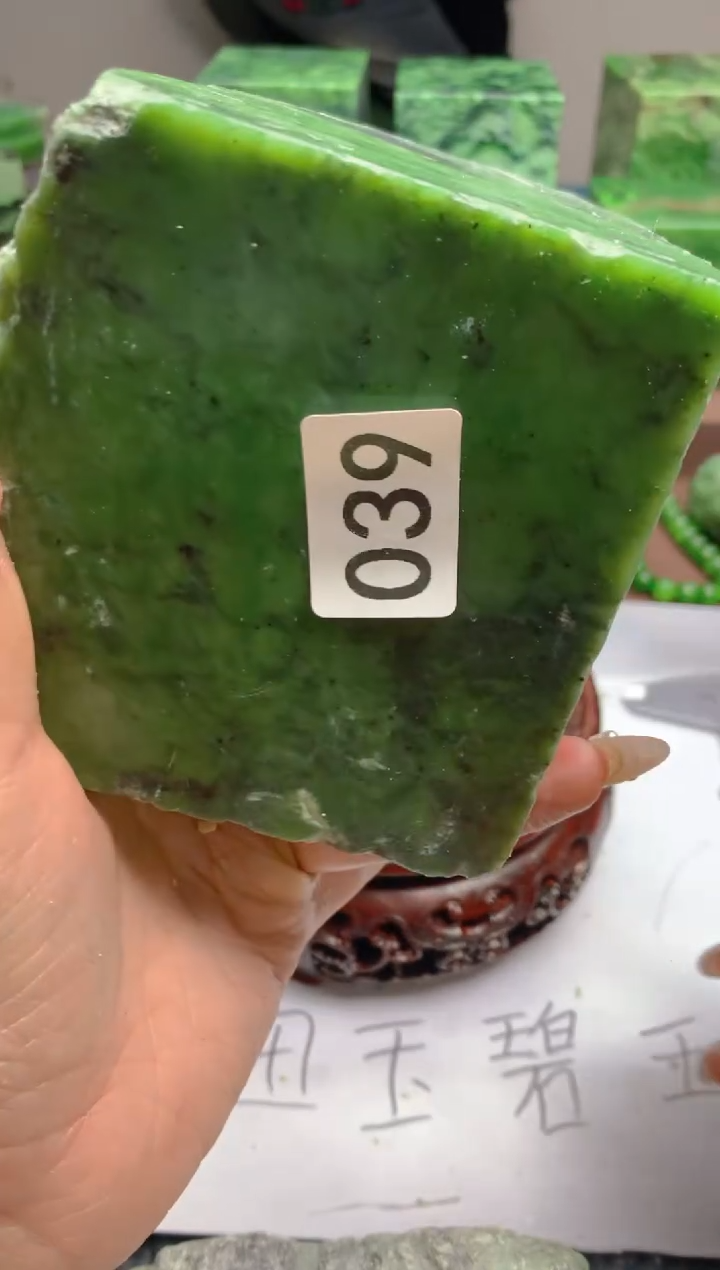 和田玉（碧玉）未镶嵌珠宝半成品1