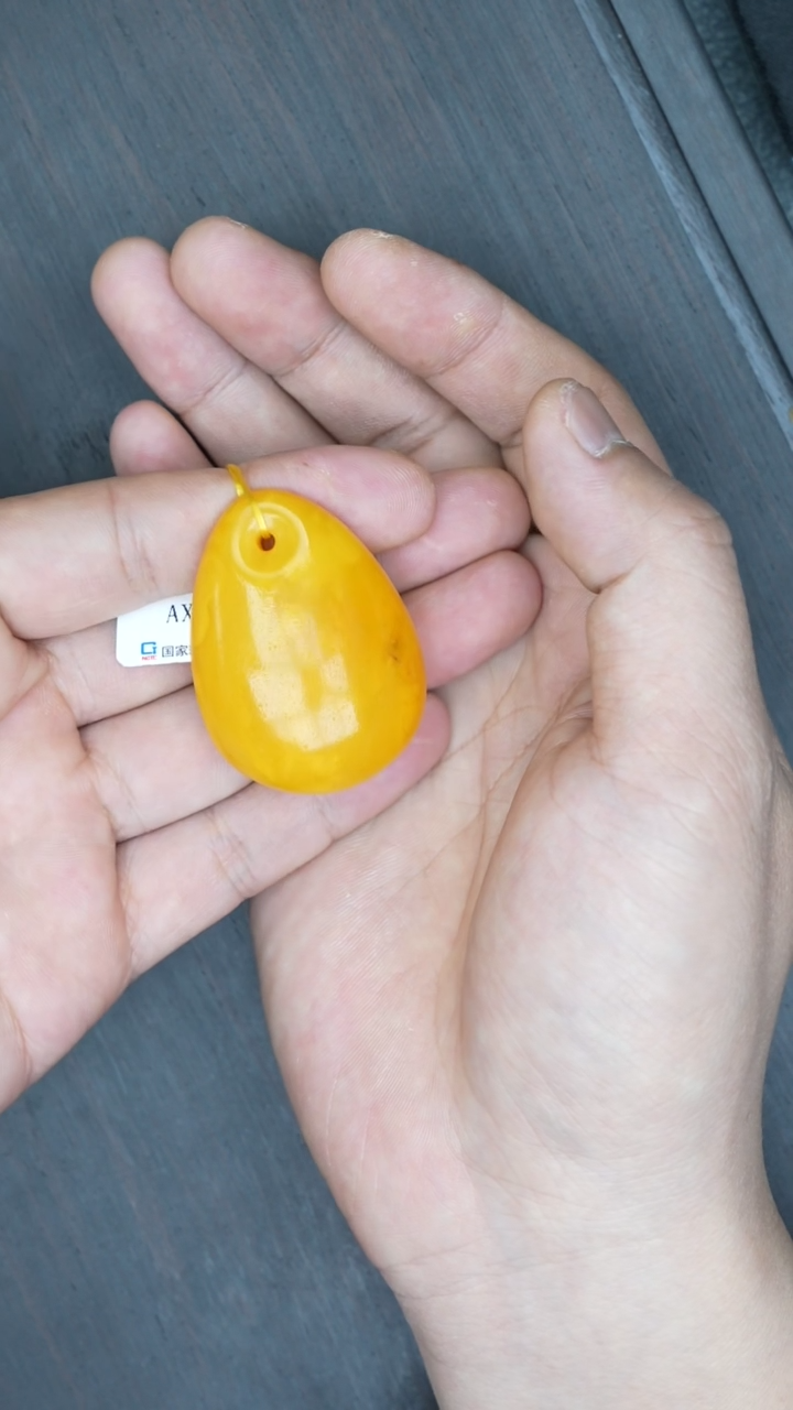 【闪购商品】琥珀裸石未镶嵌水滴橘皮吊坠