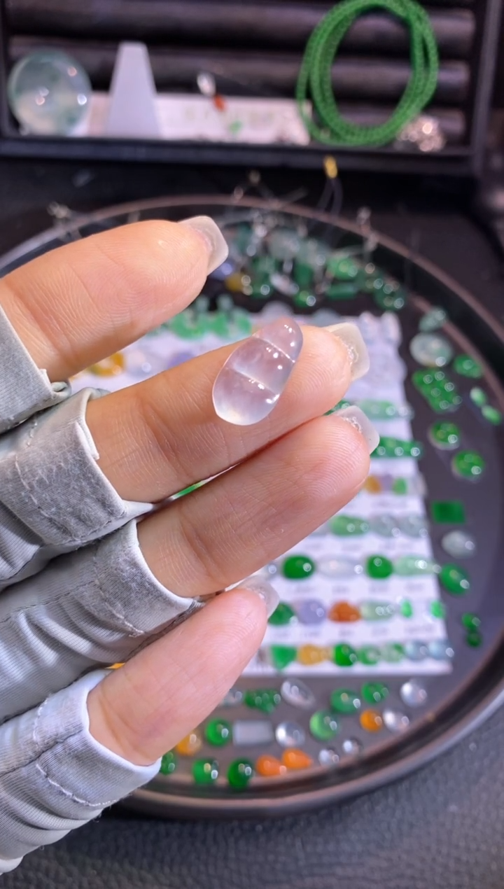 翡翠挂件未镶嵌豆子