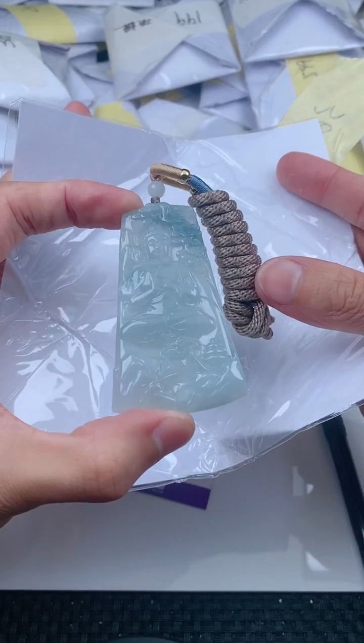 翡翠未镶嵌颈饰           