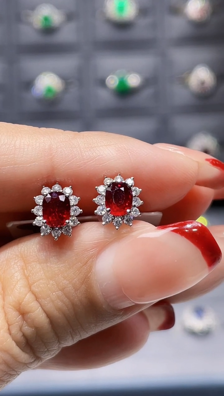 【闪购商品】红宝石耳钉18K金镶嵌1.23克拉/无烧