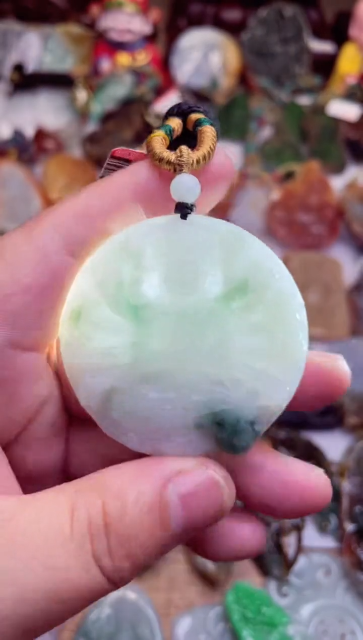 颈饰未镶嵌翡翠千手观音