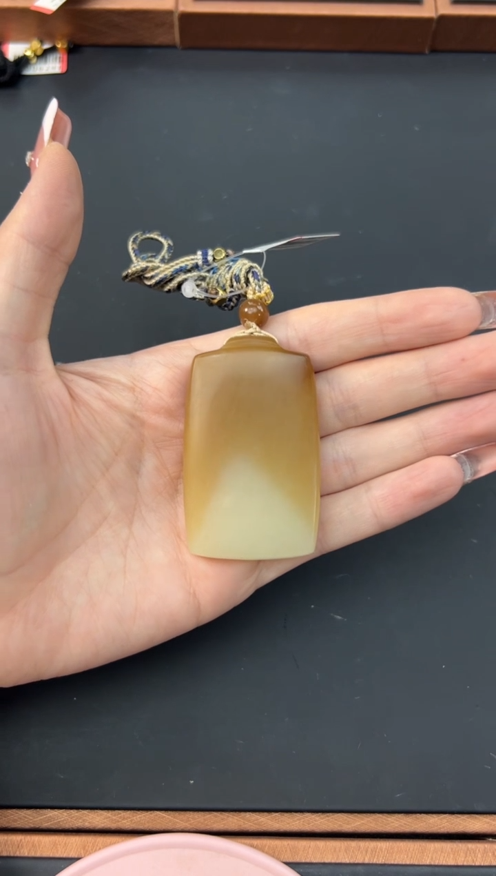 【闪购商品】和田玉吊坠(赠链)未镶嵌且末金山微色差吊坠