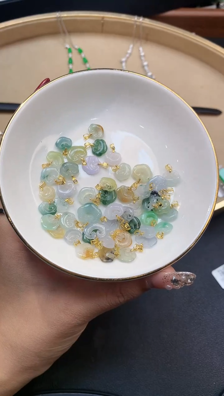 【闪购商品】翡翠吊坠(不含链)18K金镶嵌1350多样性发其一