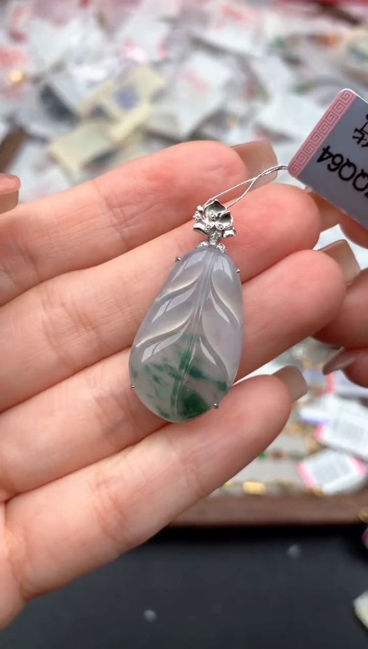 18K金镶嵌挂件翡翠一