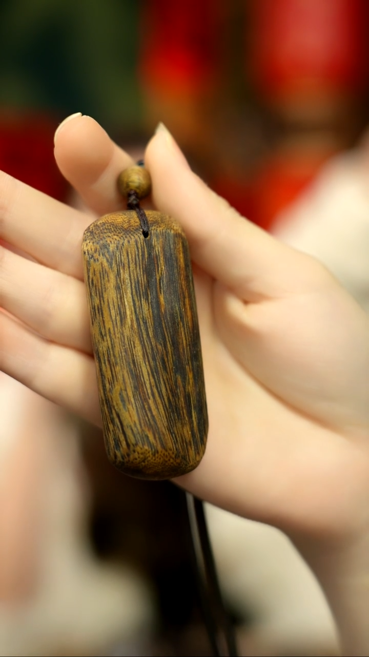 【闪购商品】沉香吊坠青霞树心油无事牌