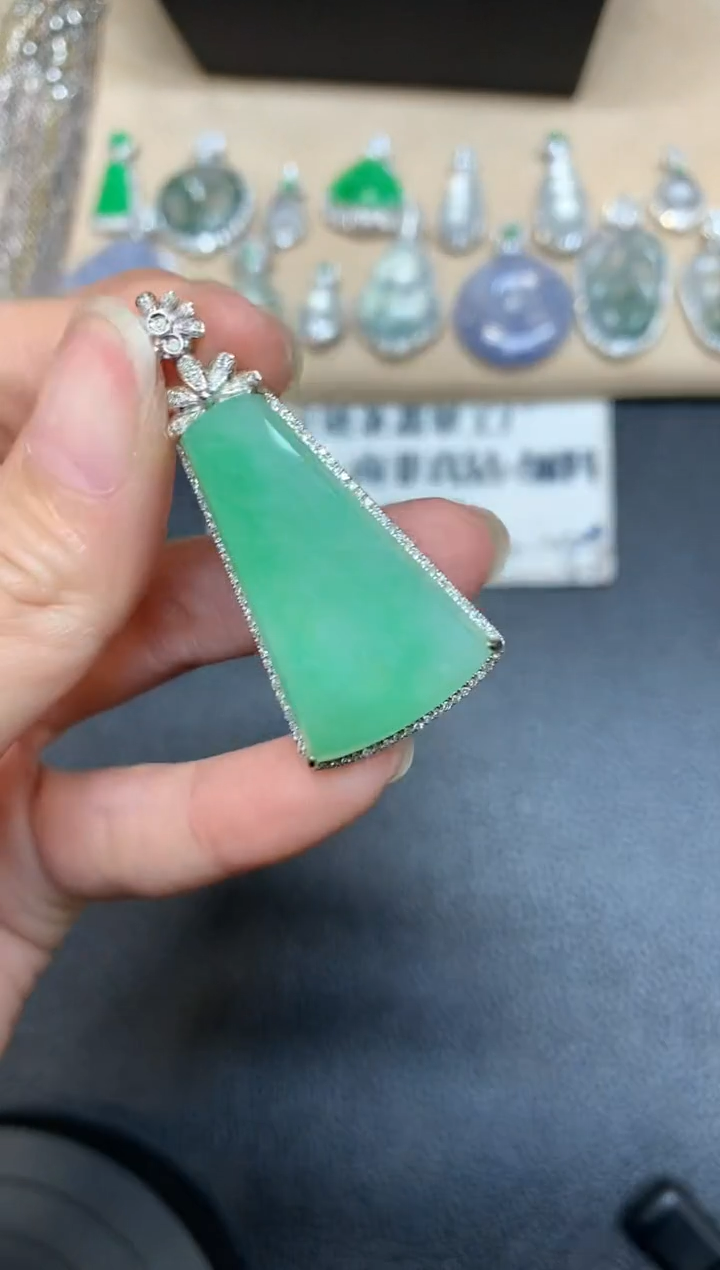 【闪购商品】翡翠颈饰18K金镶嵌【无服务费