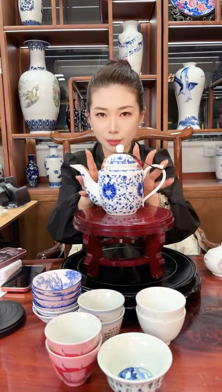 A109景德镇青花缠枝莲瘦茶壶