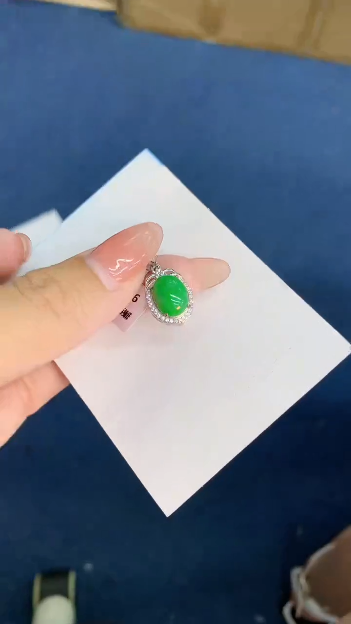 翡翠未镶嵌颈饰           1