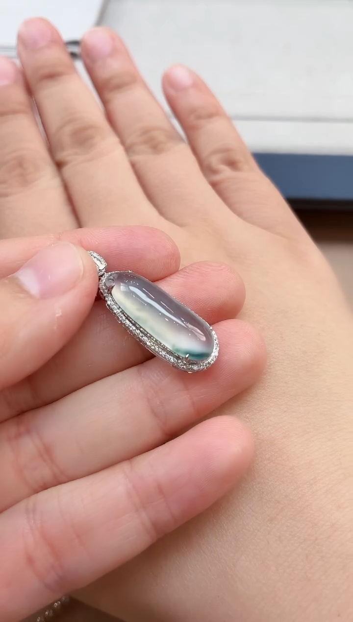 翡翠18K金镶嵌颈饰福瓜