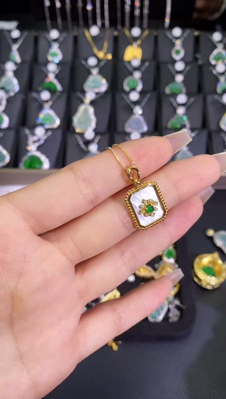 【闪购商品】翡翠吊坠(赠链)未镶嵌翡翠吊坠