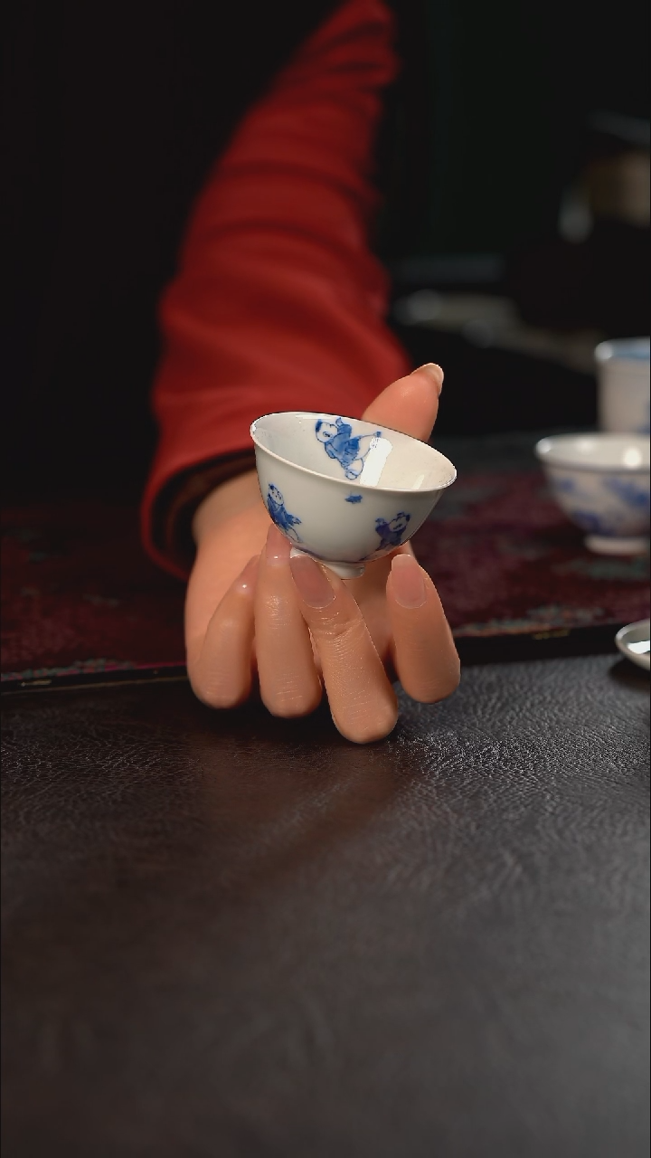 聚澜堂童子扑蝶小鸡心杯