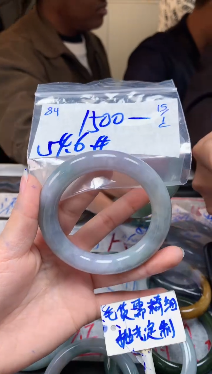 【闪购商品】定制翡翠未镶嵌84毛货需精细抛光手镯多样性拍一发一