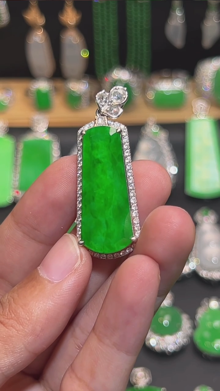 18K金镶嵌挂件翡翠吊坠