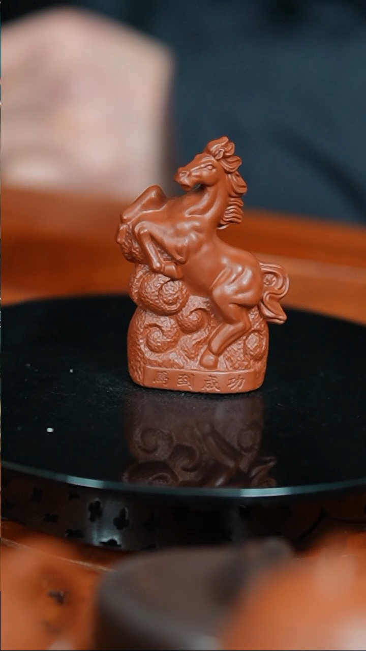 【闪购商品】紫砂茶宠朱泥刻绘马到成功精品摆件