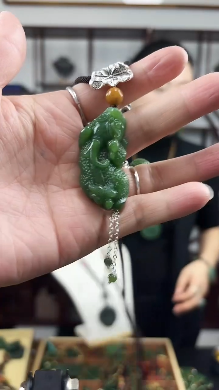 颈饰未镶嵌和田玉貔求