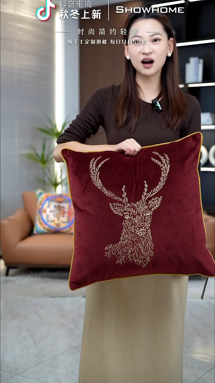 刺绣麋鹿红色50X50带芯