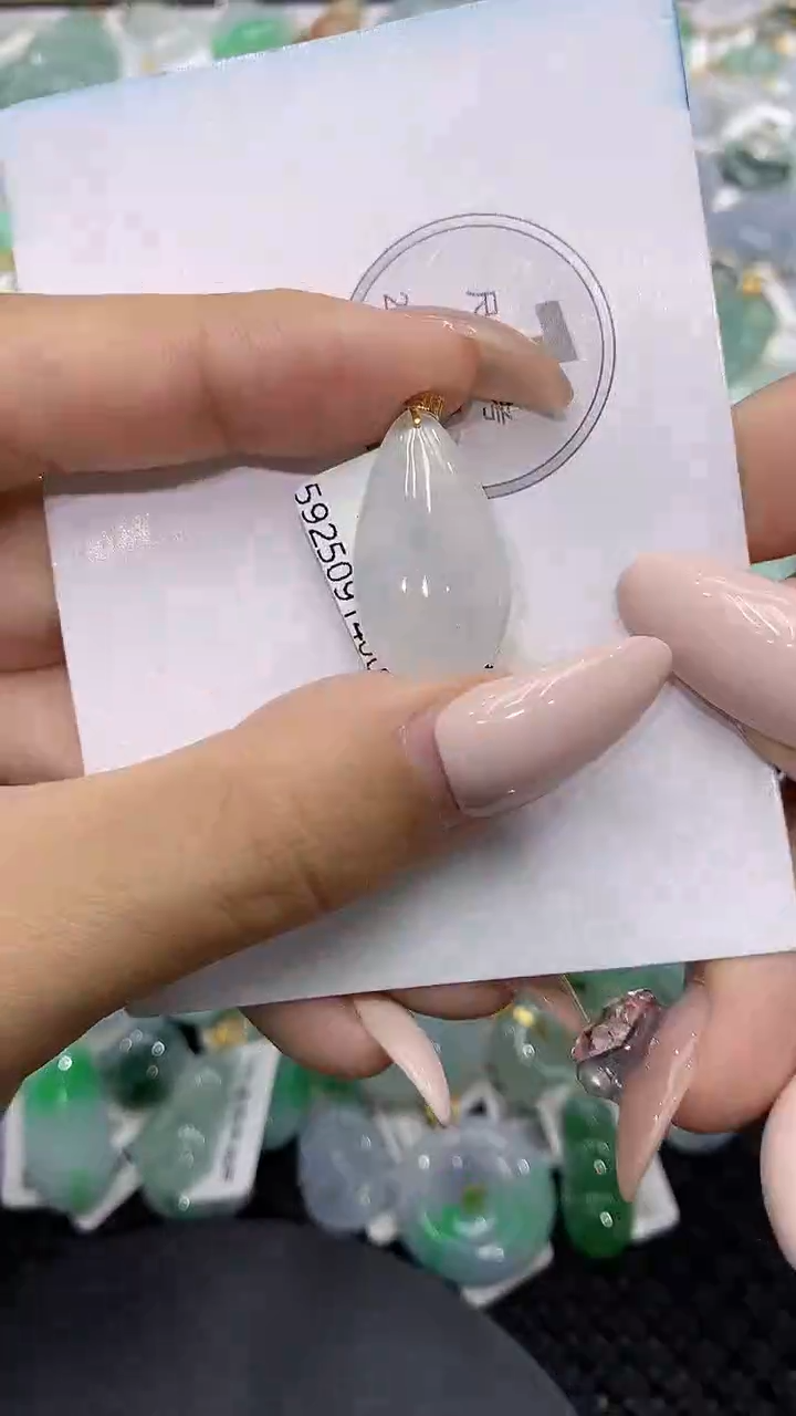 颈饰18K金镶嵌翡翠111111111111