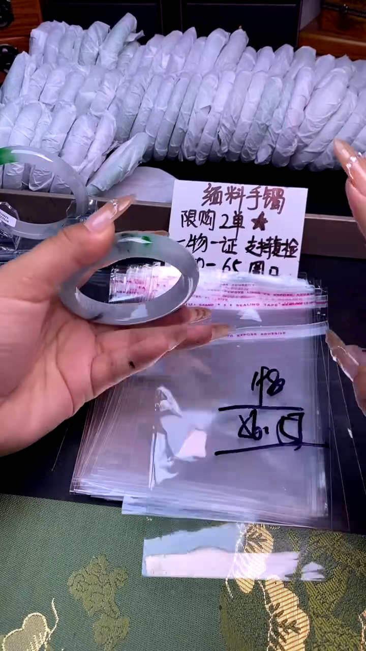 时尚女款缅料手镯198