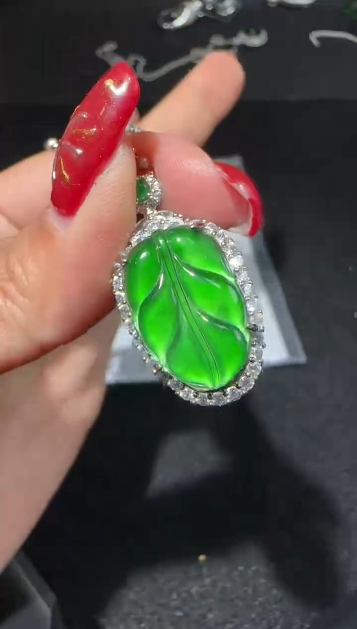 【闪购商品】翡翠吊坠(赠链)未镶嵌多样性发货拍一发一