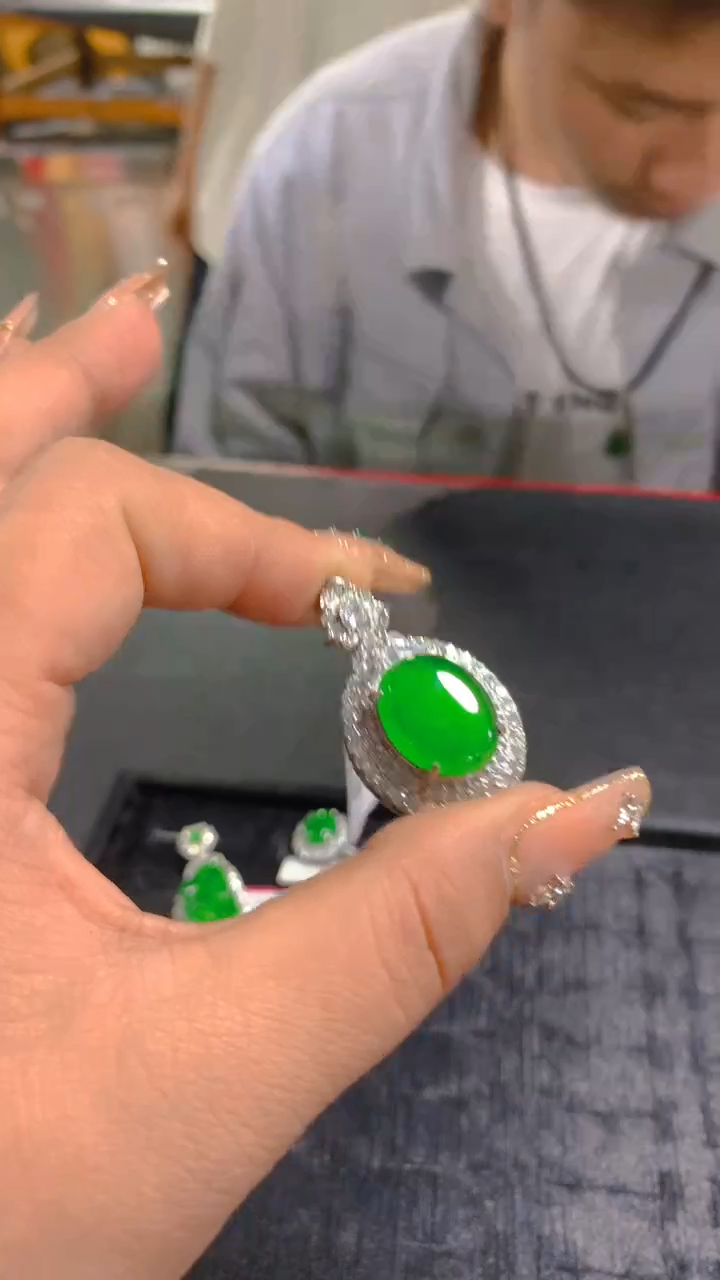 【闪购商品】翡翠吊坠(赠链)未镶嵌0347089894多样性发一