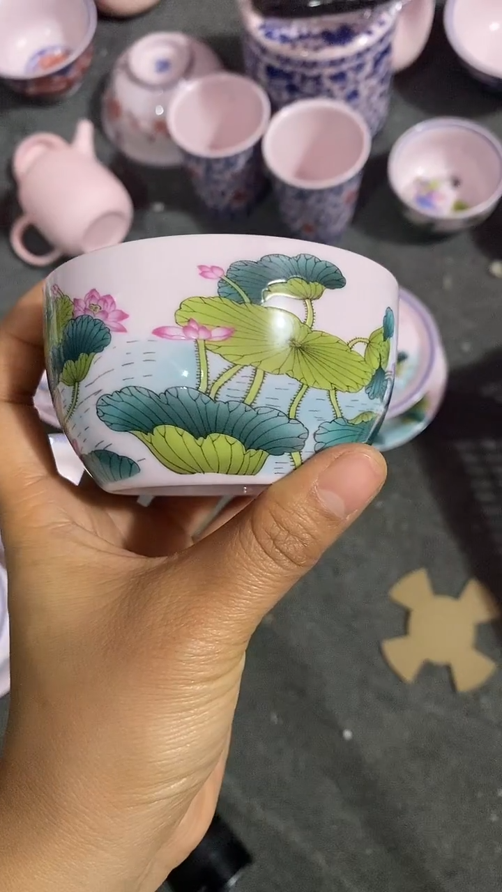 摆件瓷红稀土荷塘美女握住杯