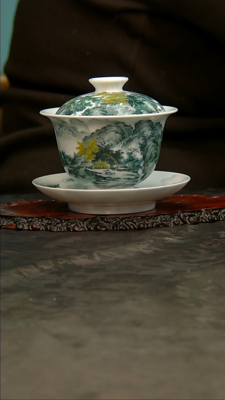 【闪购商品】釉下五彩山水三才盖碗！