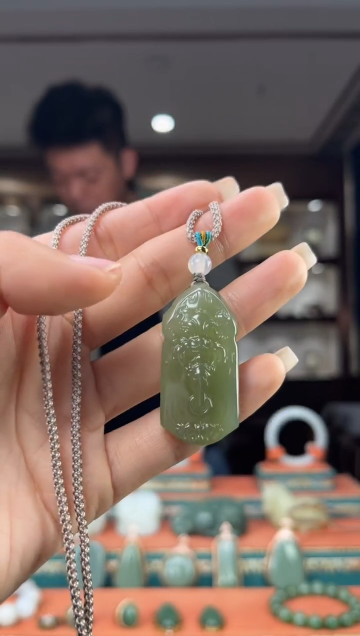 颈饰未镶嵌和田玉佩佩