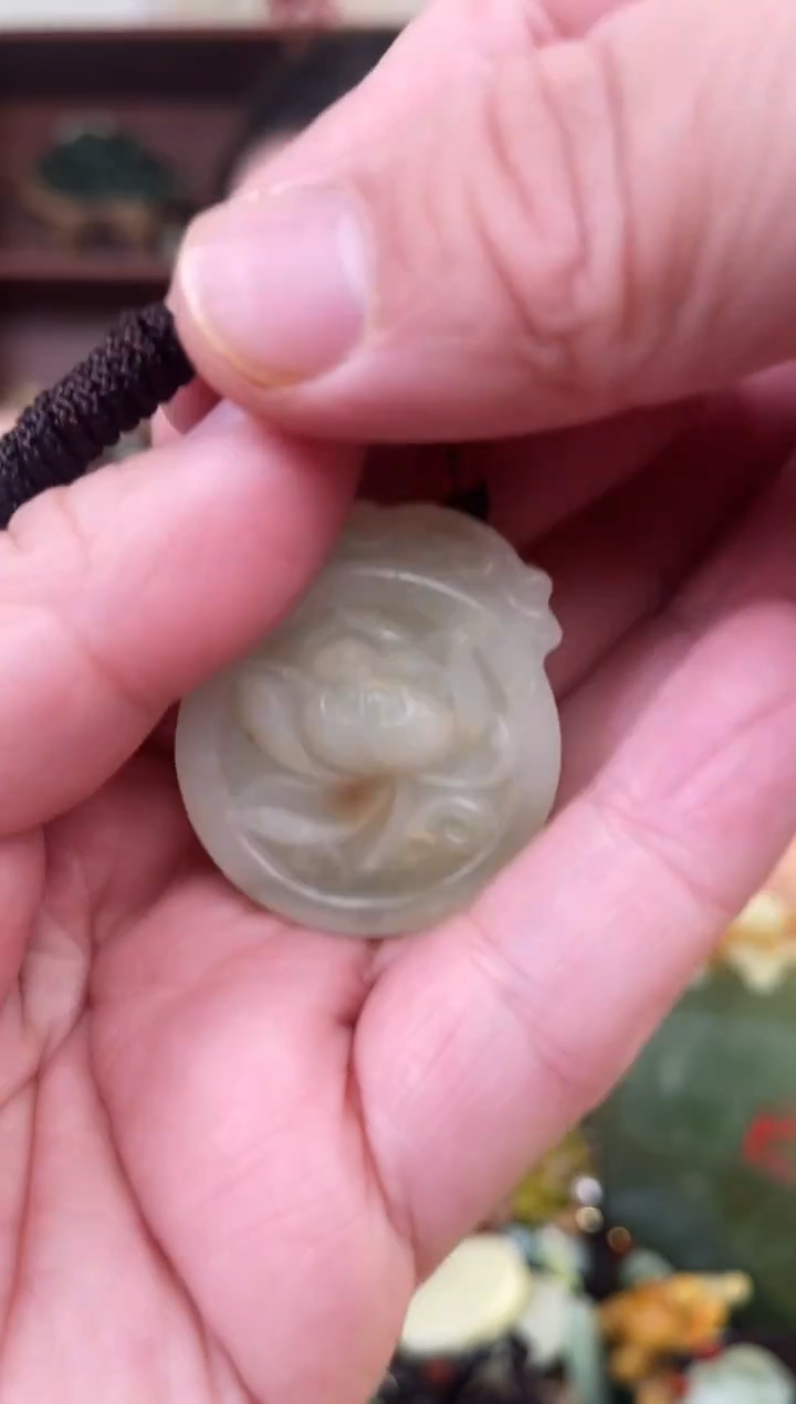 未镶嵌蛇纹石玉颈饰`